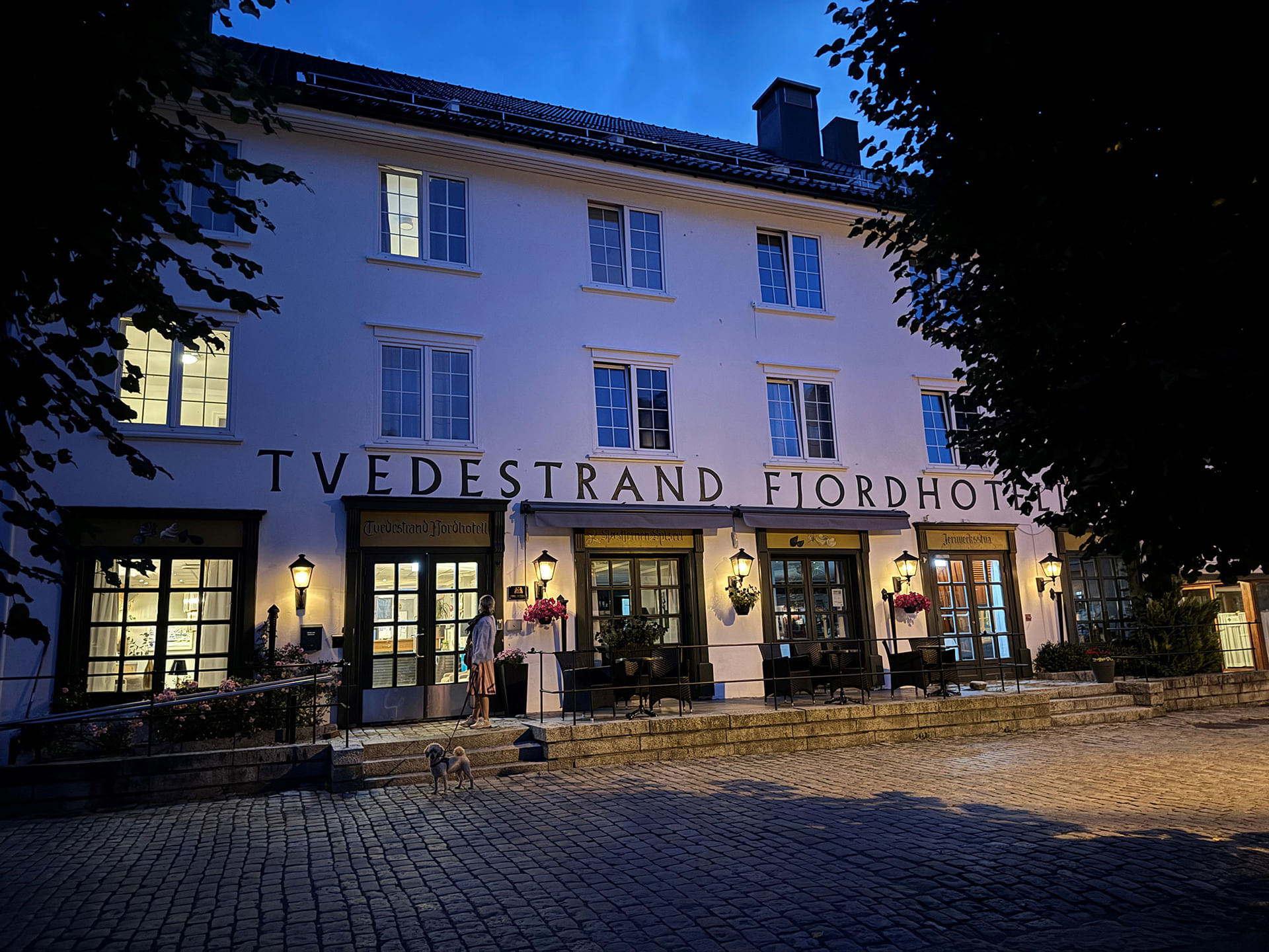 Exterior Tvedestrand Fjordhotel night.jpg